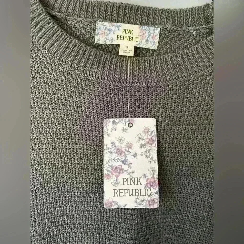💚  3/$15 NWT Pink Republic Gray and White Striped Sweater Size Small